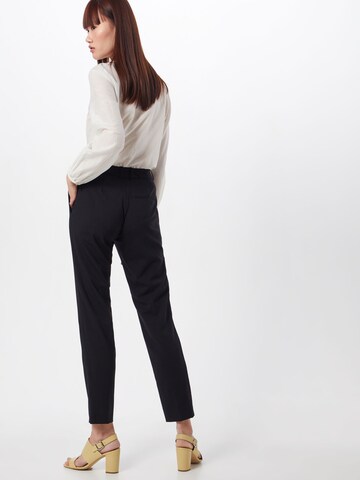 Coupe slim Pantalon à plis HUGO Red en noir