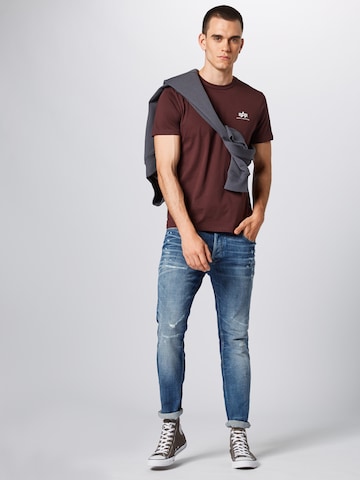 Coupe regular T-Shirt ALPHA INDUSTRIES en rouge