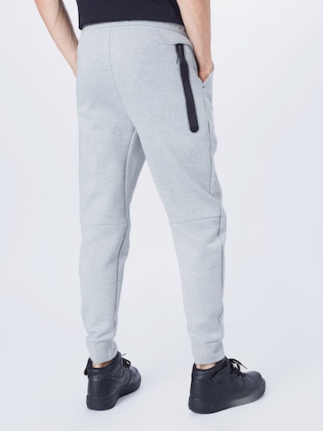 Nike Sportswear - Tapered Pantalón en gris