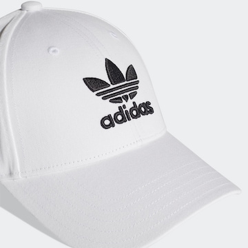 ADIDAS ORIGINALS Czapka z daszkiem w kolorze biały