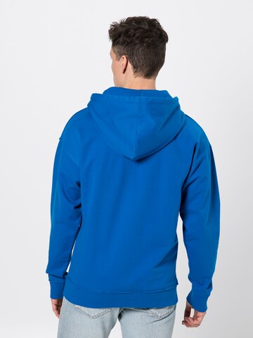 Sweat-shirt Urban Classics en bleu : derrière