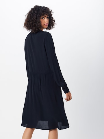 Robe-chemise 'Bindie' minimum en noir : derrière