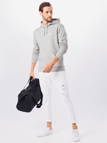 ADIDAS ORIGINALS Regular Fit Sweatshirt 'Trefoil Essentials' i grå