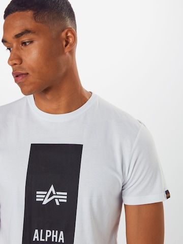 ALPHA INDUSTRIES - Ajuste regular Camiseta en blanco