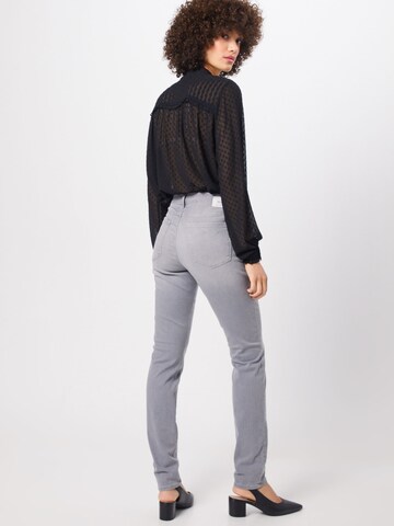 Coupe slim Jean 'Shakira' BRAX en gris : derrière