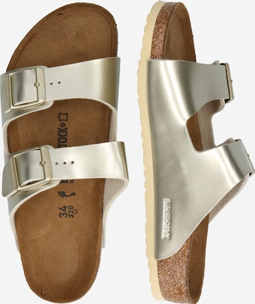 BIRKENSTOCK - Sandália 'Arizona' em ouro: lateral