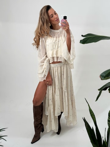 Beige Flowy Look