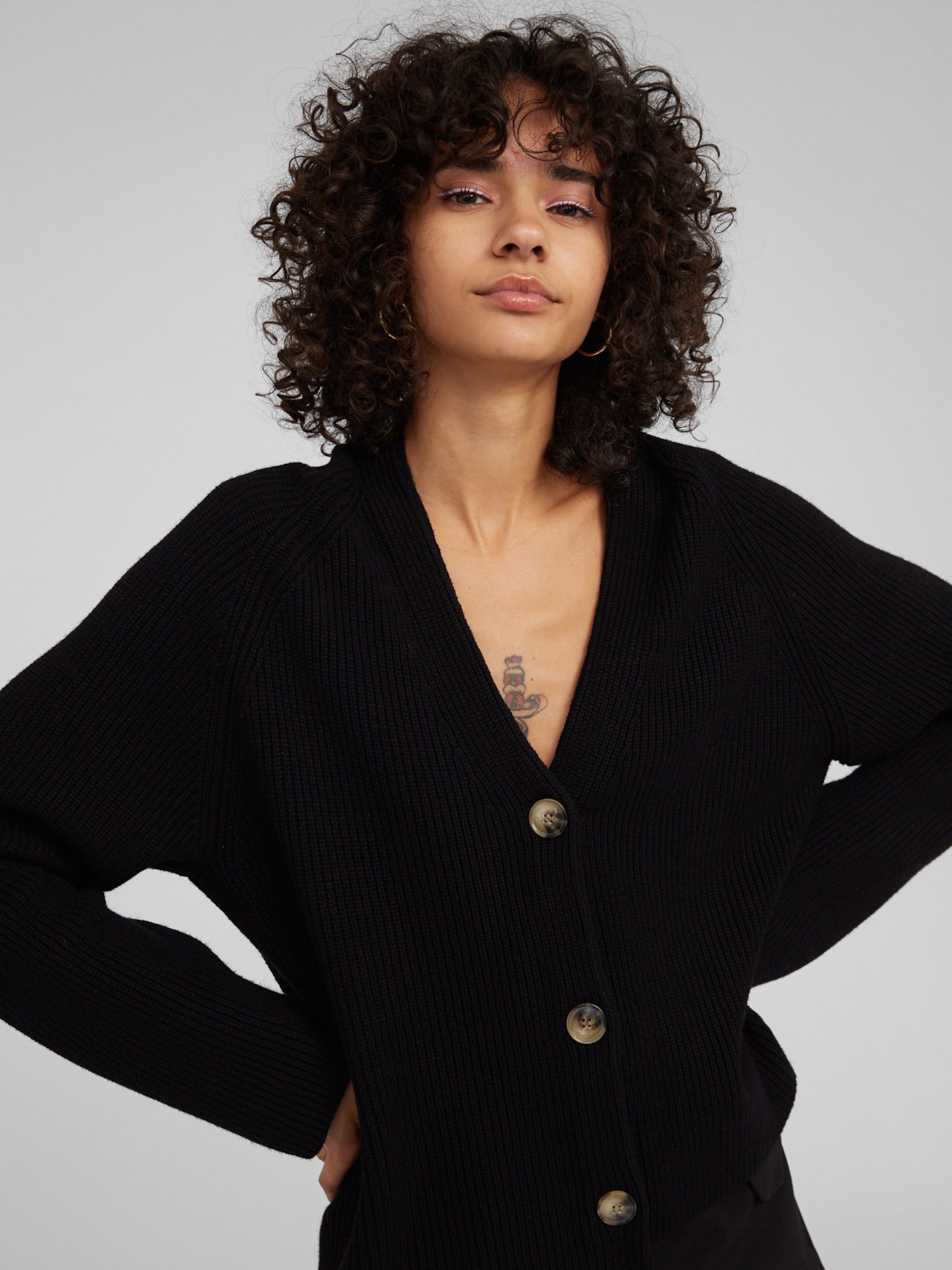 EDITED Strickjacke &#x27;Logan&#x27; in Schwarz: Vorderseite