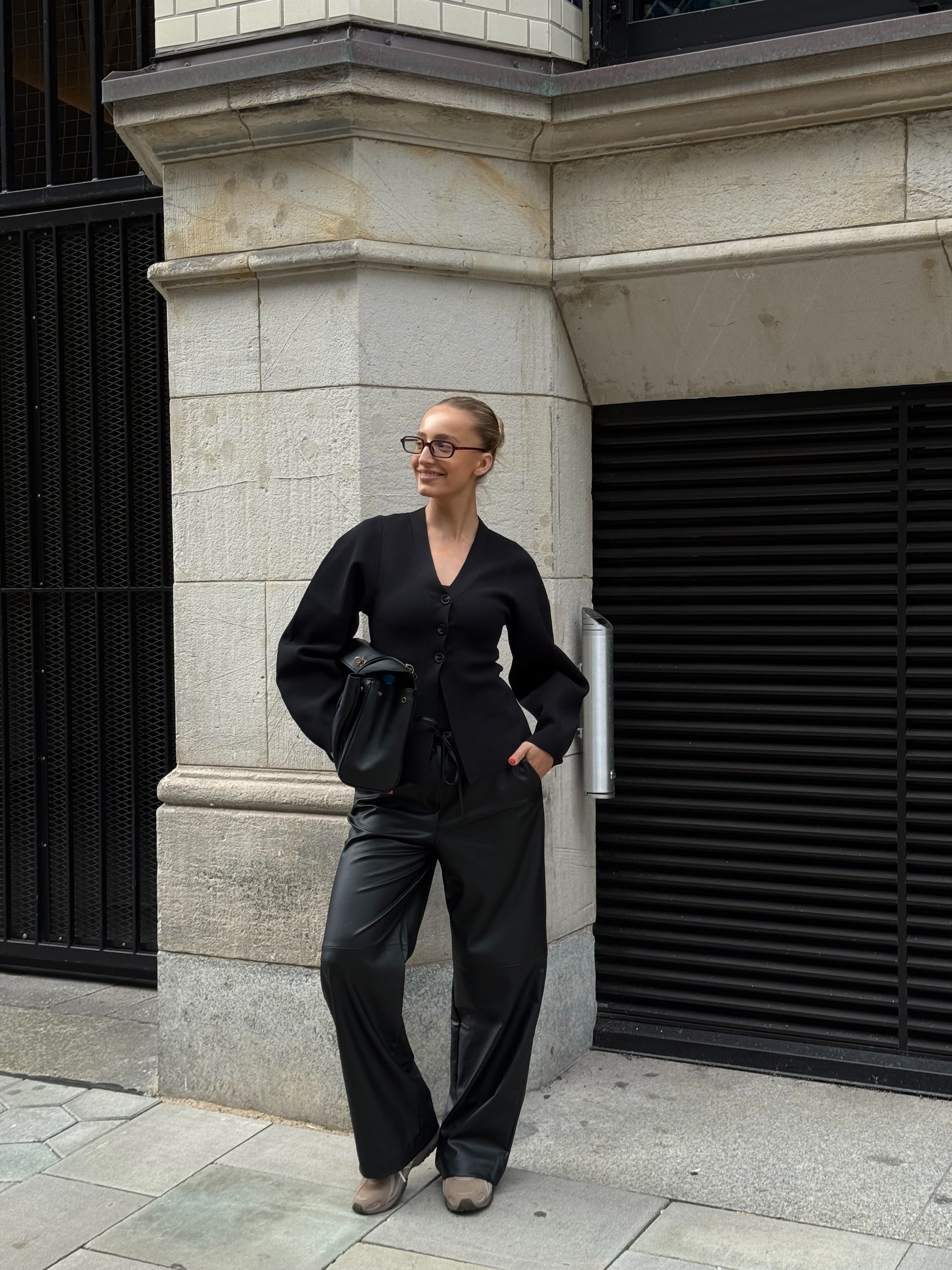 Marla - Black Leather Pants Look