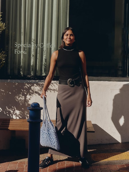 Roos A. - Casual Chic Long Grey Skirt Look