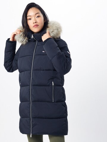 Tommy Jeans Wintermantel 'Modern Puffa' in Zwart: voorkant