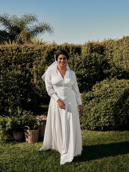 Alejandra - Minimalistic Smooth White Bridal Look