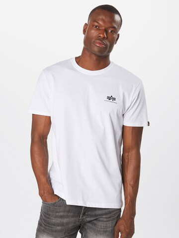 Coupe regular T-Shirt ALPHA INDUSTRIES en blanc : devant