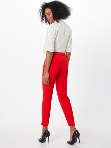 Regular Pantalon à plis COMMA en rouge : derrière