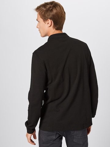 Tricou de la LACOSTE pe negru: spate