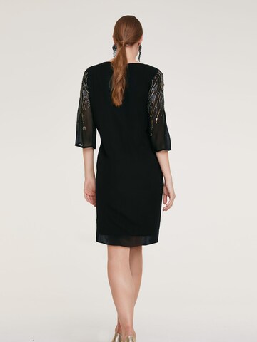 Rochie de cocktail de la heine pe negru: spate