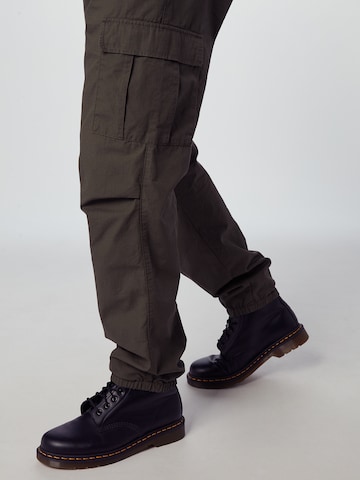 Regular Pantaloni cu buzunare de la Carhartt WIP pe verde