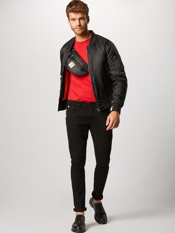 ALPHA INDUSTRIES - Ajuste regular Camiseta en rojo