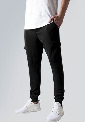 Urban Classics Tapered Cargobroek in Zwart: voorkant