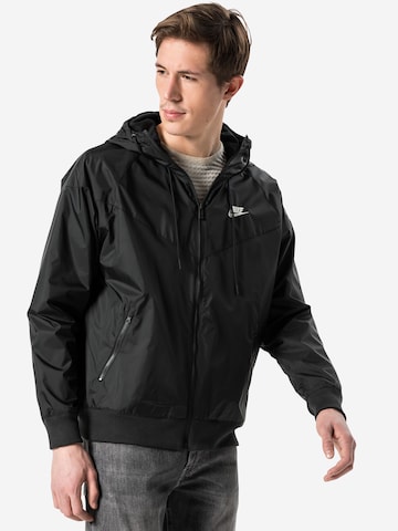 Coupe regular Veste mi-saison Nike Sportswear en noir : devant