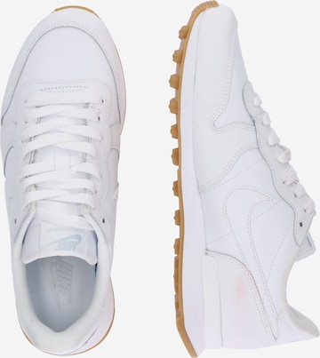 Nike Sportswear Rövid szárú sportcipők 'Internationalist' - fehér: oldalt