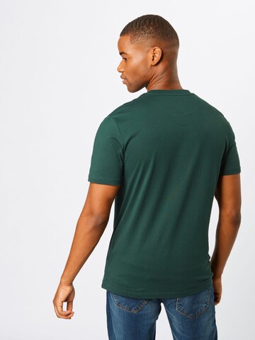 Tricou de la Lyle & Scott pe verde: spate