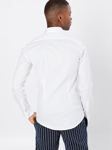 Coupe slim Chemise 'Filbrodie' Tiger of Sweden en blanc : derrière