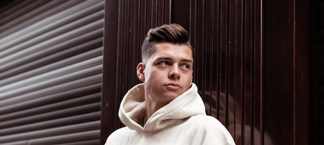 EDITED Pullover 'Alison' in Beige ABOUT YOU