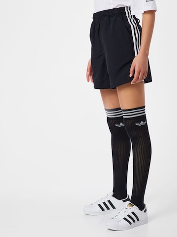 Regular Pantaloni de la ADIDAS ORIGINALS pe negru: față