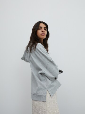 EDITED Sweatshirt 'Cherell' in Grau