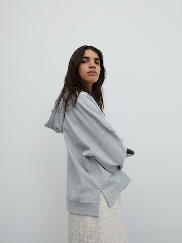 EDITED Sweatshirt 'Cherell' in Grey