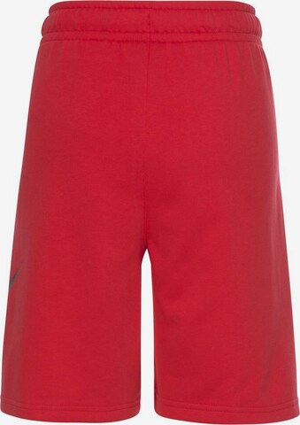 Nike Sportswear Regular Shorts in Rot