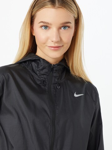 NIKE Sportjacke 'Essential' in Schwarz