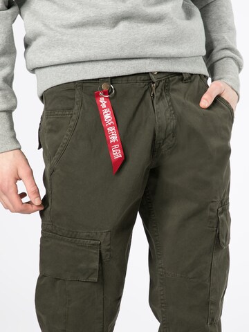 Regular Pantalon cargo 'Agent' ALPHA INDUSTRIES en vert