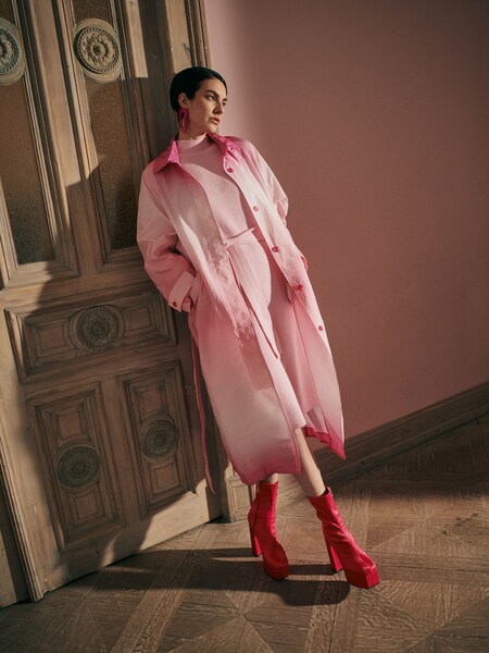 Naomi C. - Stylish Gradient Pink Look
