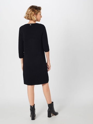 MORE & MORE Stickad klänning i svart: baksida