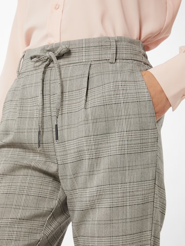 Coupe slim Pantalon à pince 'Poptrash' ONLY en gris