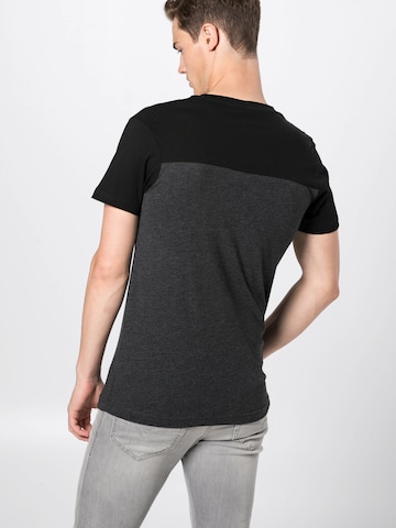 T-Shirt Urban Classics en gris : derrière