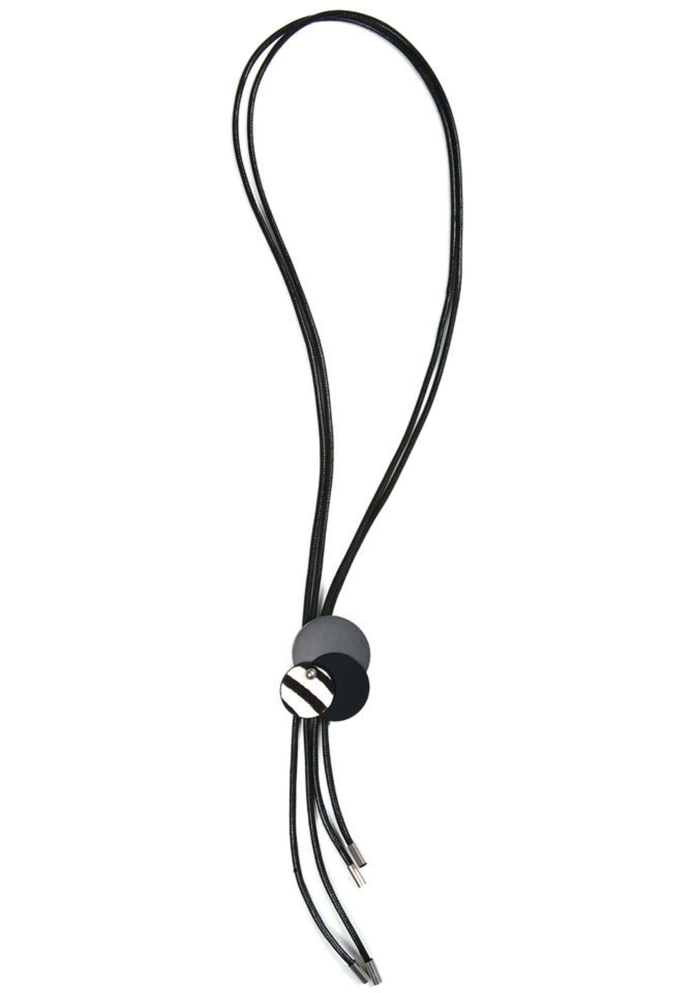 J. Jayz Kette in Schwarz: Vorderseite