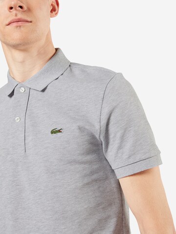 LACOSTE Přiléhavý střih Tričko – šedá