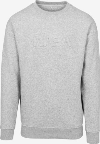 Sweat-shirt 'Embossed NASA Worm' Mister Tee en gris : devant