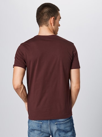 Coupe regular T-Shirt ALPHA INDUSTRIES en rouge : derrière