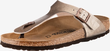 BIRKENSTOCK Ujjelválasztó-pántos szandál 'Gizeh' - bronz: elől