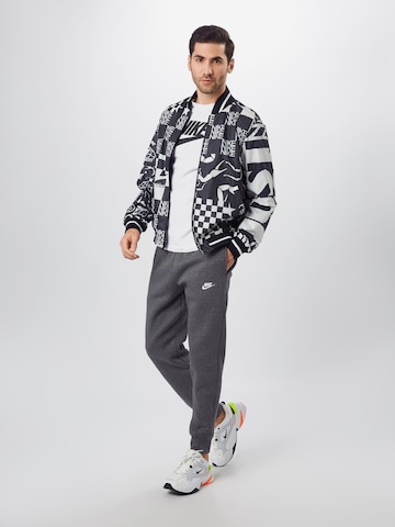 Tapered Pantaloni 'Club Fleece' di Nike Sportswear in grigio