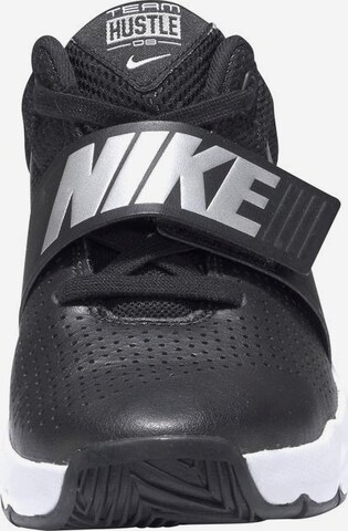 NIKE Sneaker 'Team Hustle D 8' in Schwarz