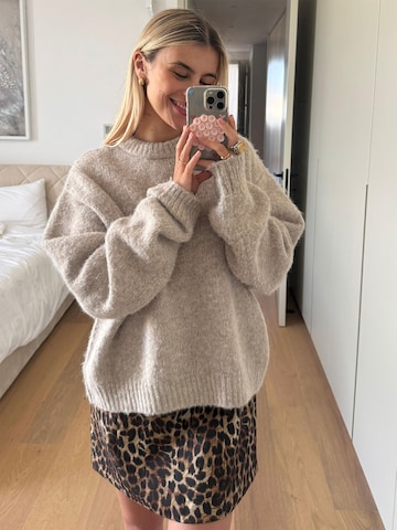 Cozy Beige Sweater Look