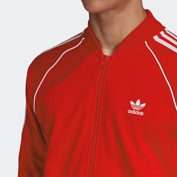 ADIDAS ORIGINALS Regular Fit Sweatjakke 'Adicolor Classics Primeblue' i rød