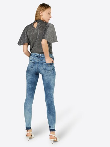 Skinny Jean '1981 EXPOSED' GUESS en bleu : derrière