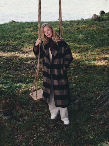 Casual Checkered Coat Look