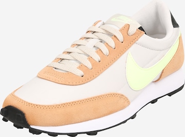 Baskets basses 'Daybreak' Nike Sportswear en orange : devant